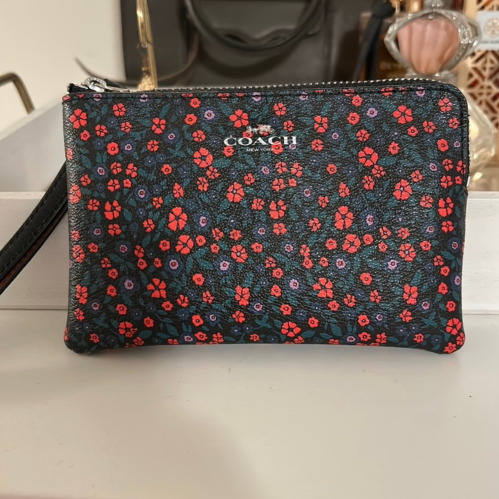 NWOT Coach Floral Wristlet